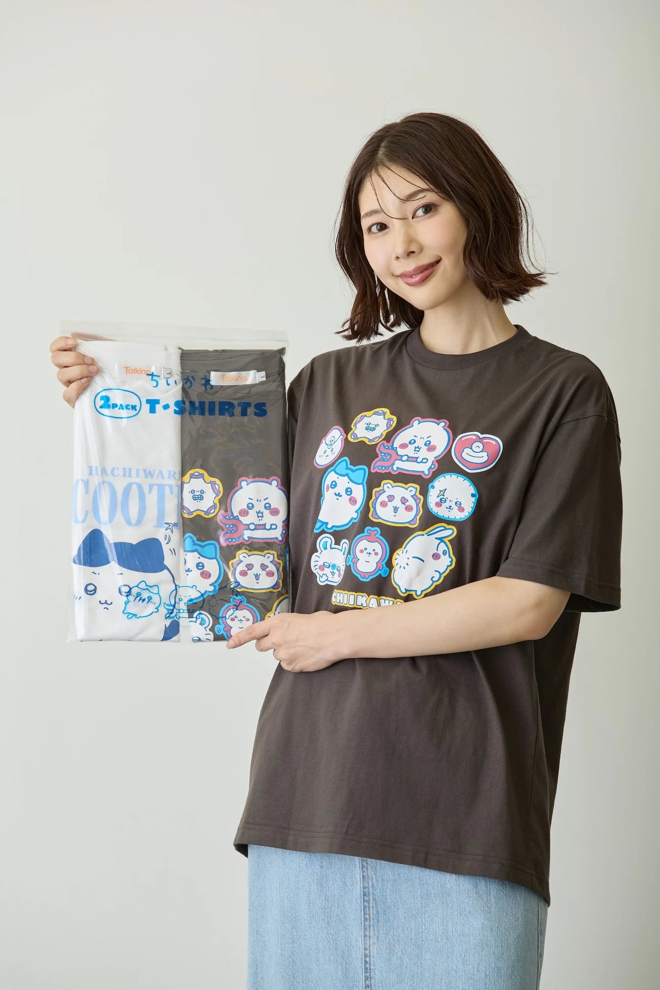 Chiikawa Pack T-shirt, Buttocks Dragging/Sticker, White/Charcoal