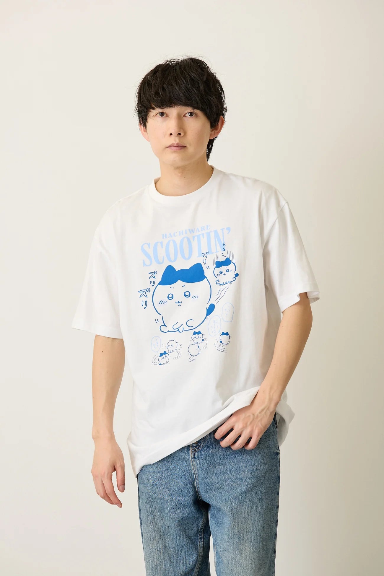 Chiikawa Pack T-shirt, Buttocks Dragging/Sticker, White/Charcoal